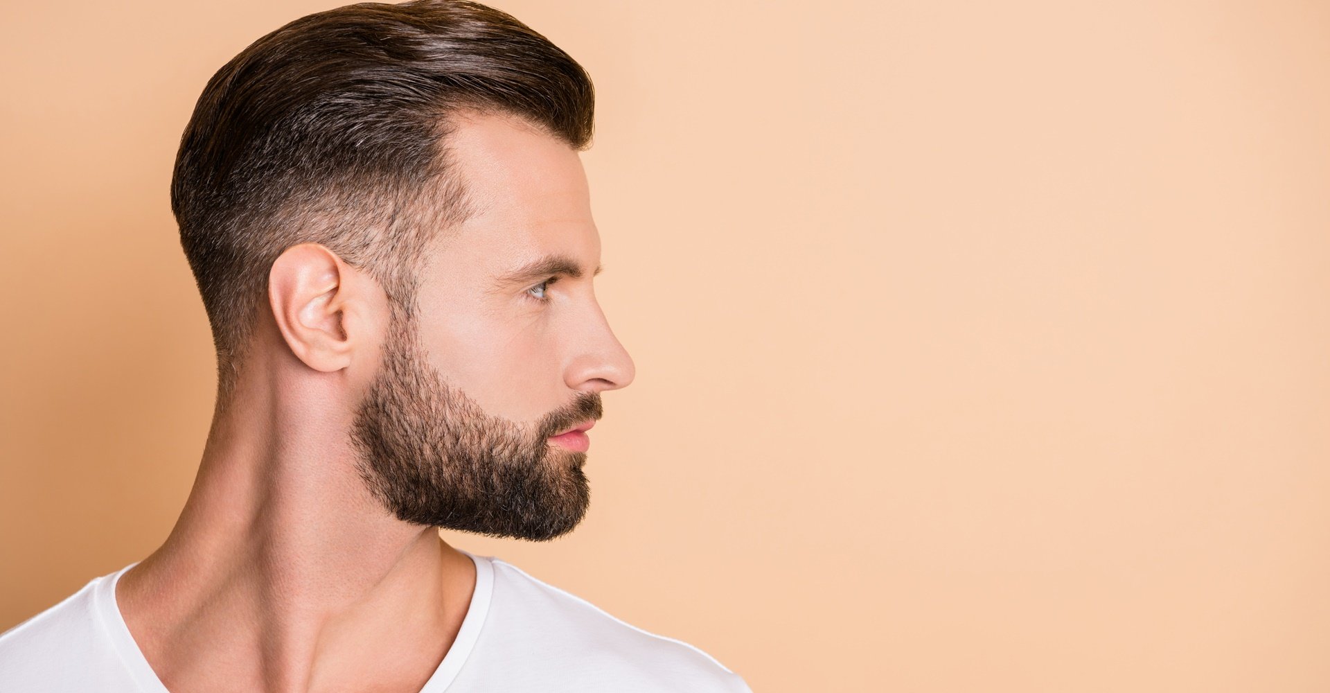 Homem branco de lado e com corte americano médio